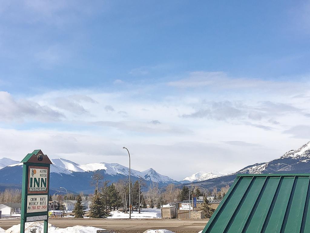 Alpine Lodge Motel & Restaurant Grande Cache Bagian luar foto