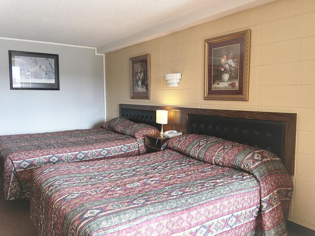 Alpine Lodge Motel & Restaurant Grande Cache Bagian luar foto